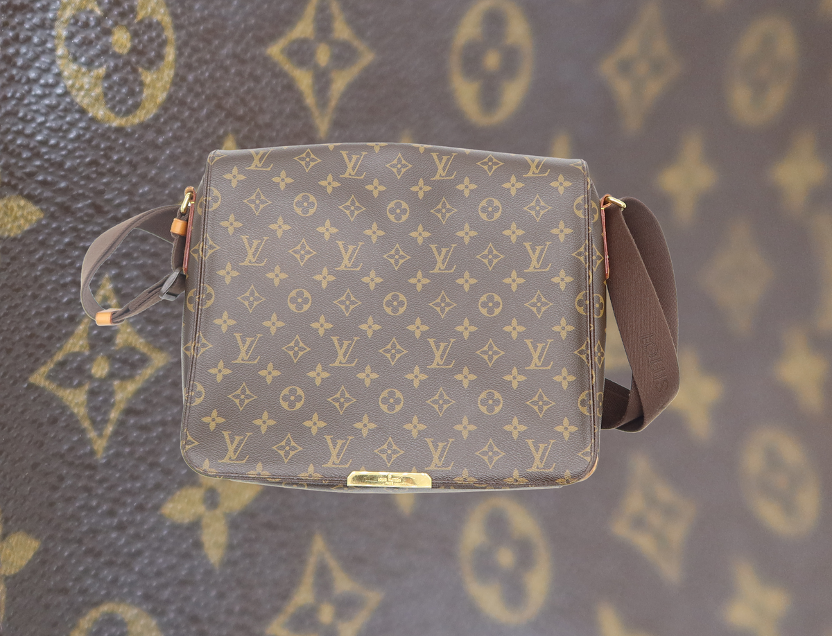 LOUIS VUITTON Abbesses Monogram Messenger Bag 2003
